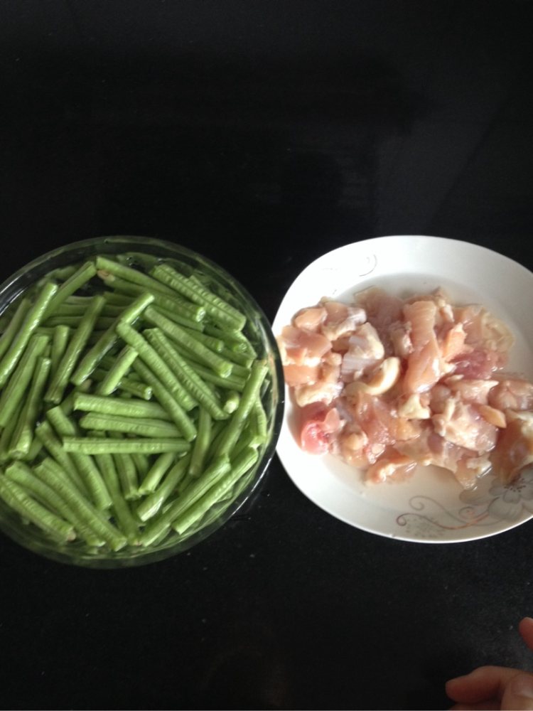 鸡肉煸酱香豆角步骤1
