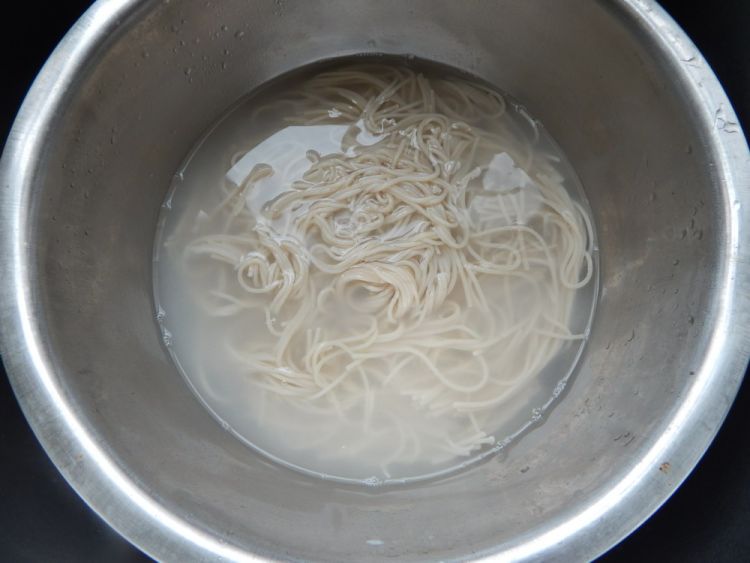 黄瓜鸡丝凉拌面步骤1