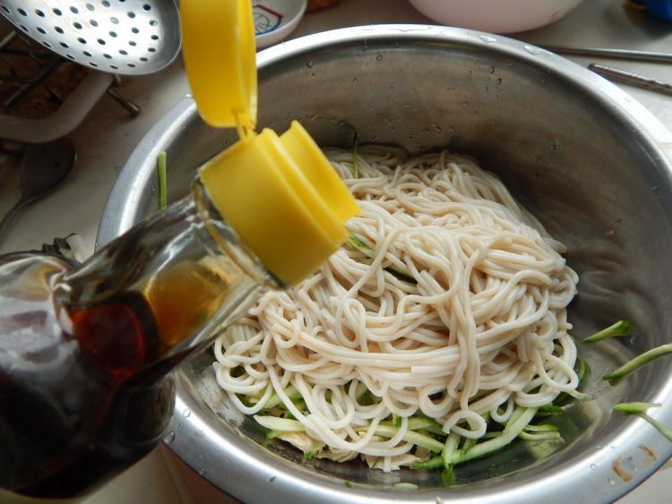黄瓜鸡丝凉拌面步骤6