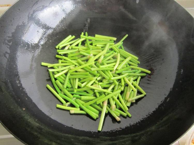 蒜薹炒鸡肉步骤6