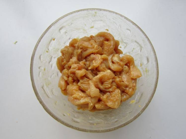 蒜薹炒鸡肉步骤2