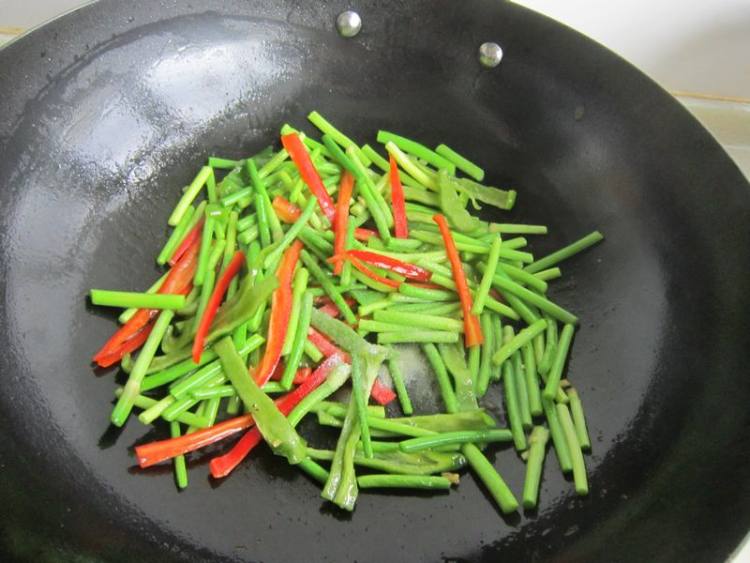 蒜薹炒鸡肉步骤8