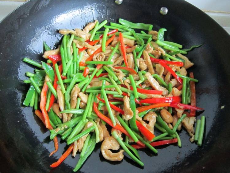 蒜薹炒鸡肉步骤10