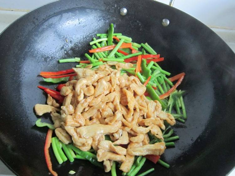蒜薹炒鸡肉步骤9