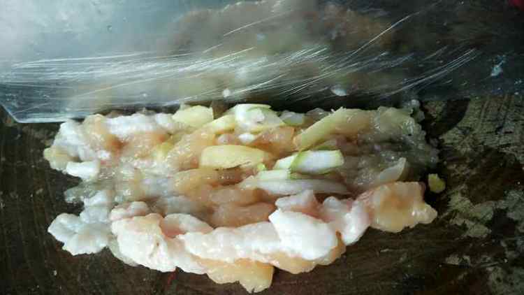 鸡肉香菇玉米锅贴步骤3