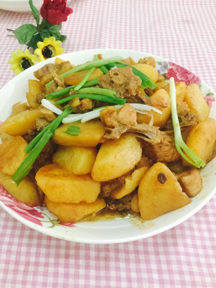 土豆焖鸡步骤7