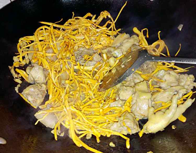 虫草花炒鸡肉步骤6
