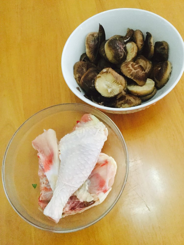 冬菇木耳焖鸡步骤1