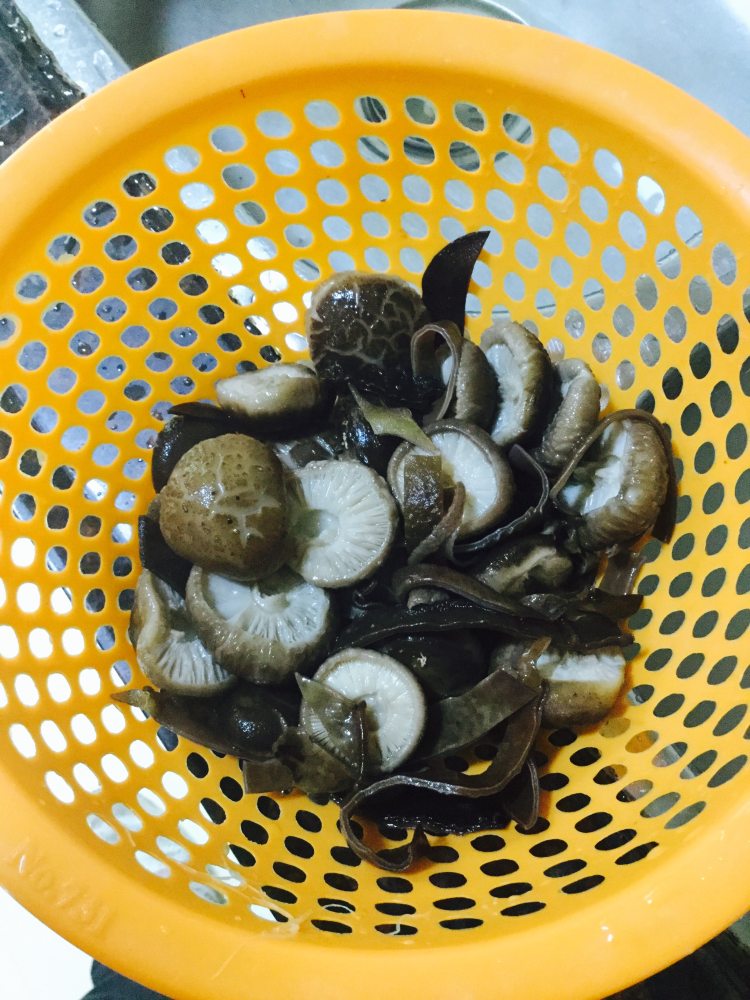 冬菇木耳焖鸡步骤2