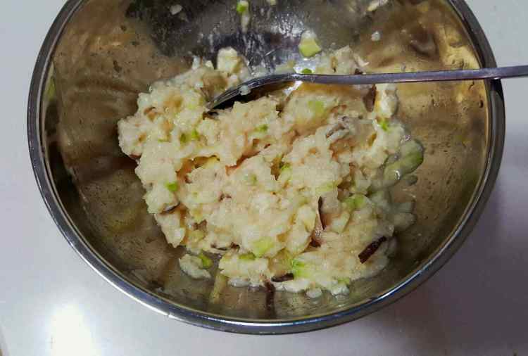 马蹄香菇肉饼步骤3