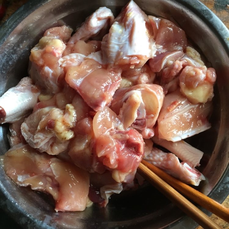 土豆炖鸡肉粉丝步骤1