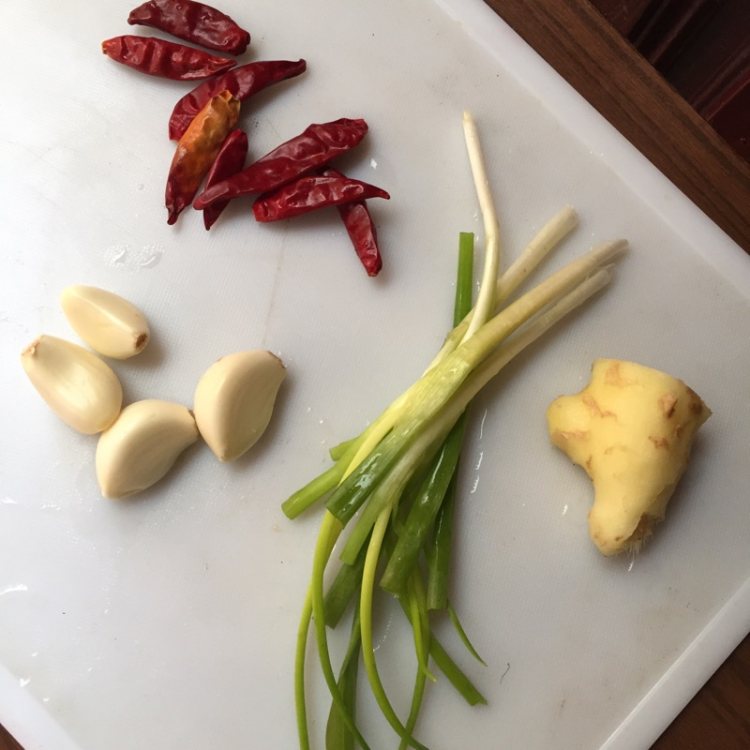 土豆炖鸡肉粉丝步骤3