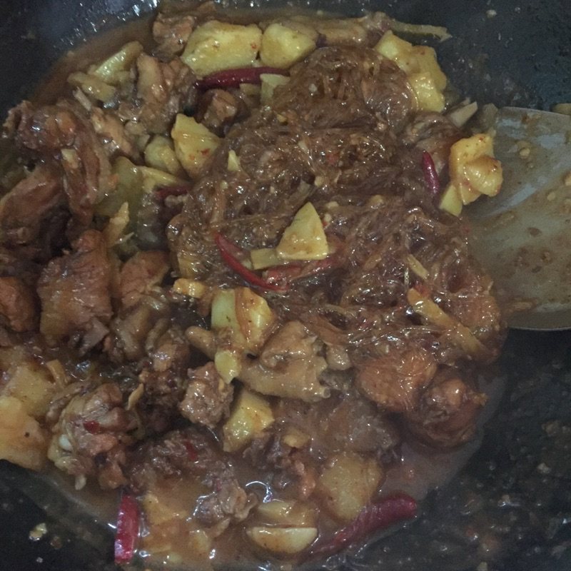 土豆炖鸡肉粉丝步骤6