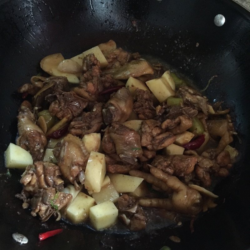 土豆块炖鸡肉步骤7