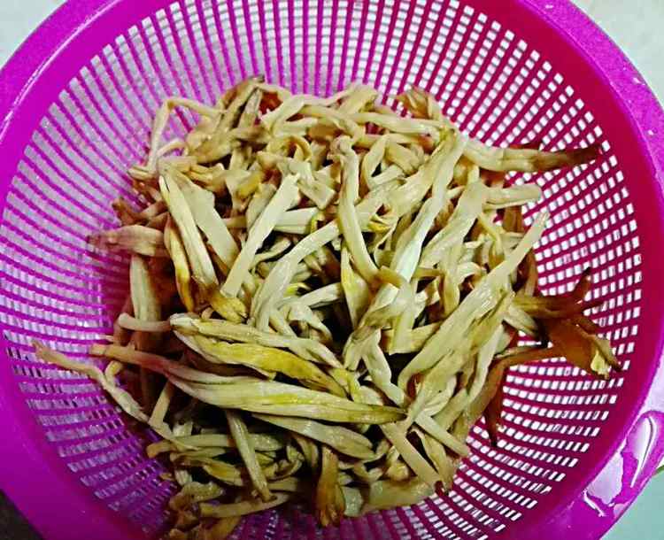 黄花菜煮鸡肉步骤2