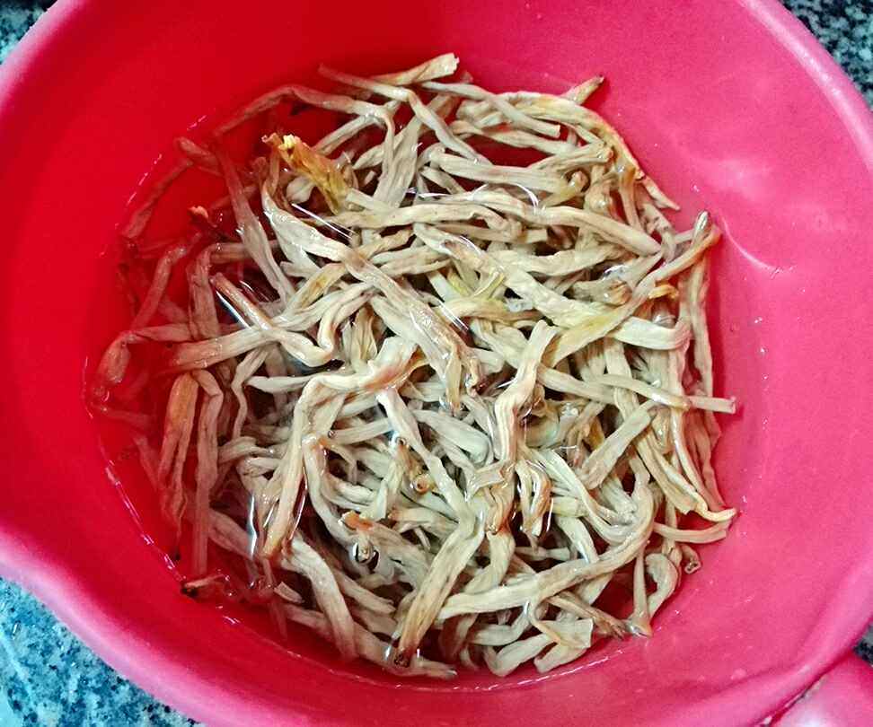 黄花菜煮鸡肉步骤1