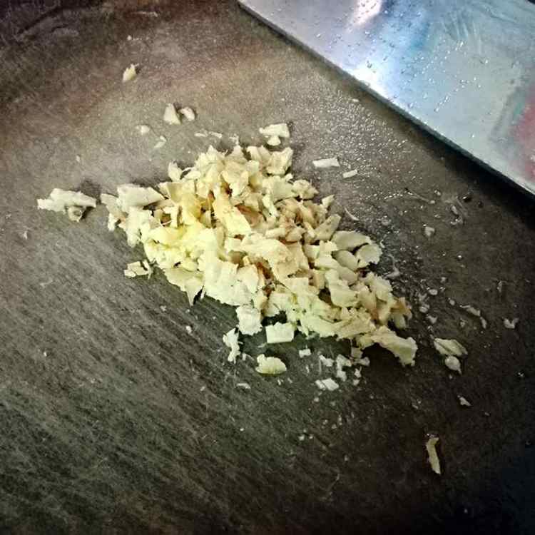 黄花菜煮鸡肉步骤3