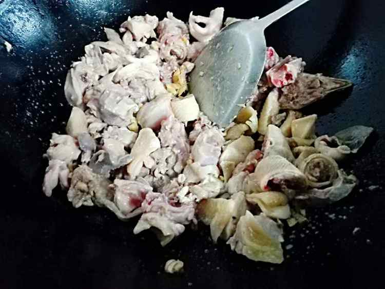 黄花菜煮鸡肉步骤6