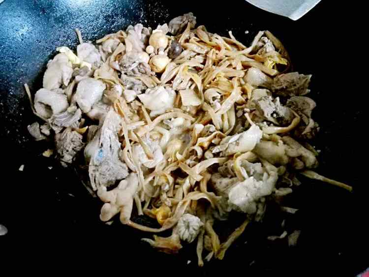 黄花菜煮鸡肉步骤9