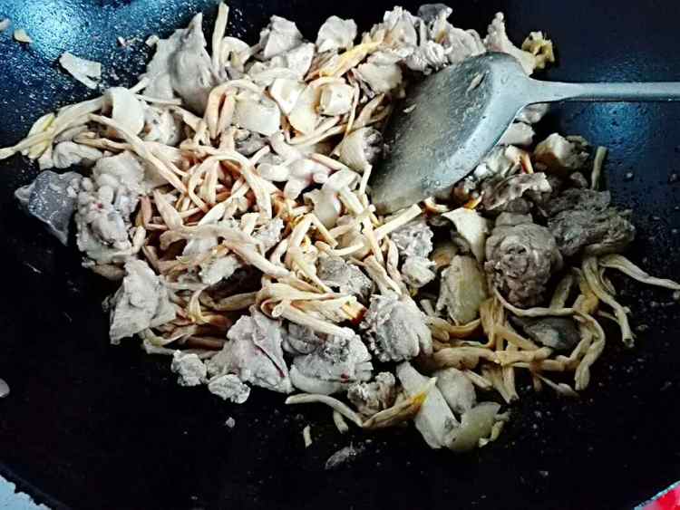 黄花菜煮鸡肉步骤7