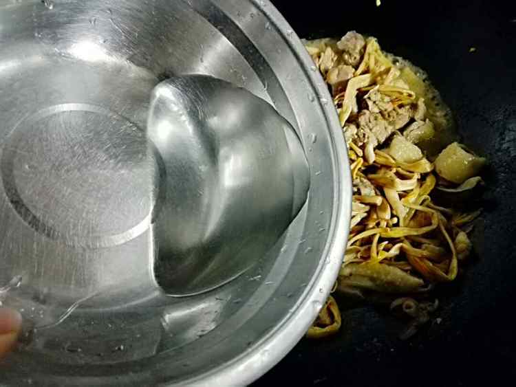 黄花菜煮鸡肉步骤8