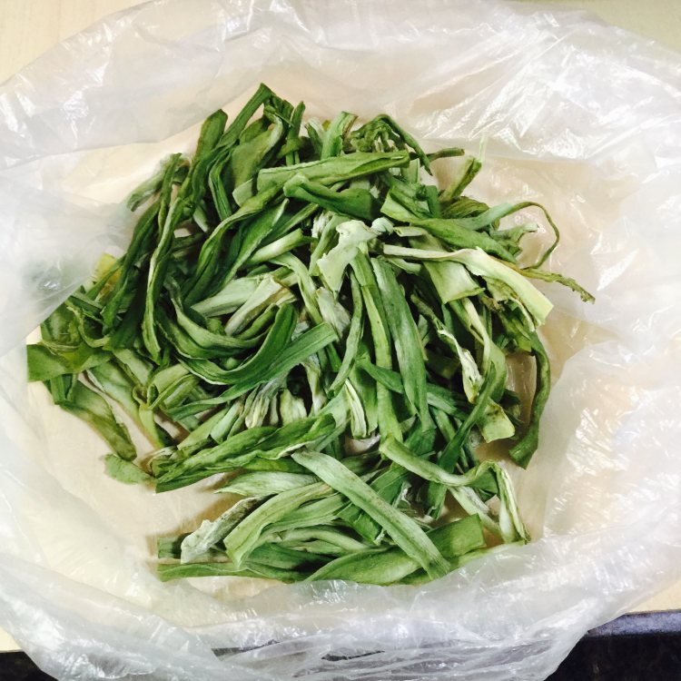 贡菜焖鸡步骤1