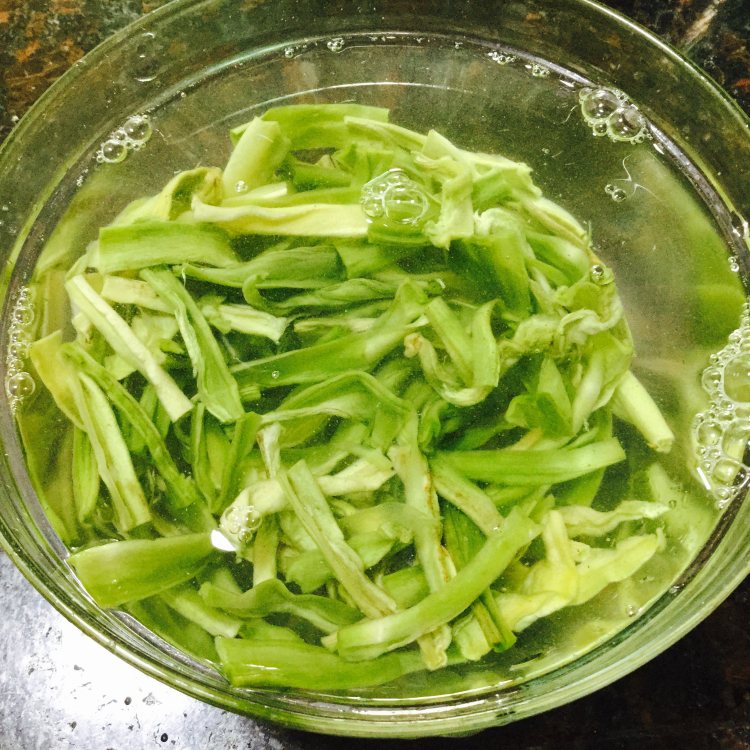 贡菜焖鸡步骤2