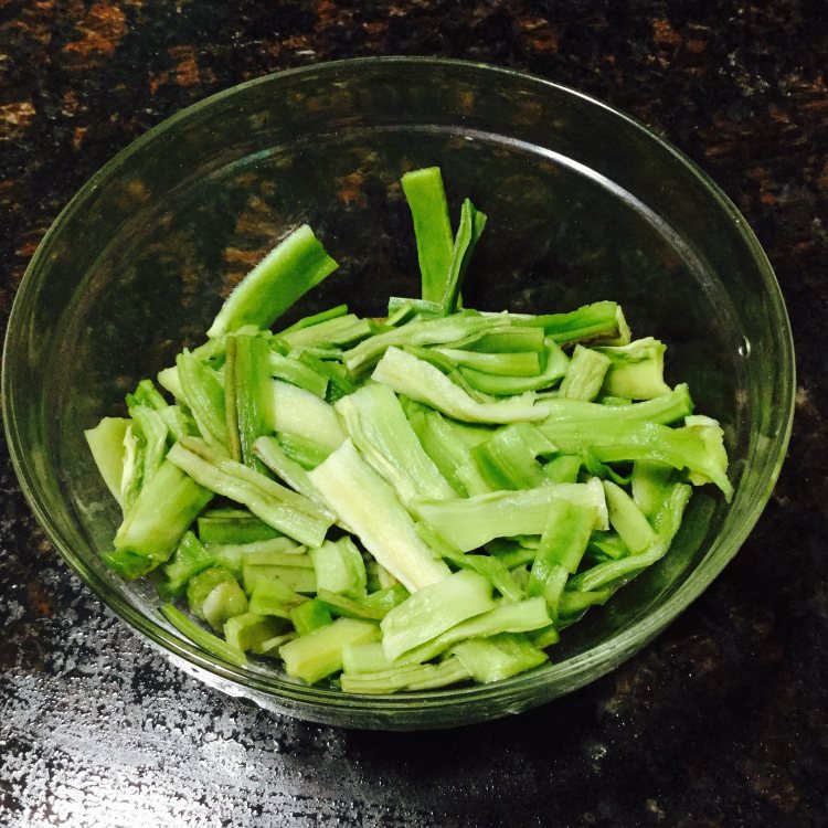 贡菜焖鸡步骤3