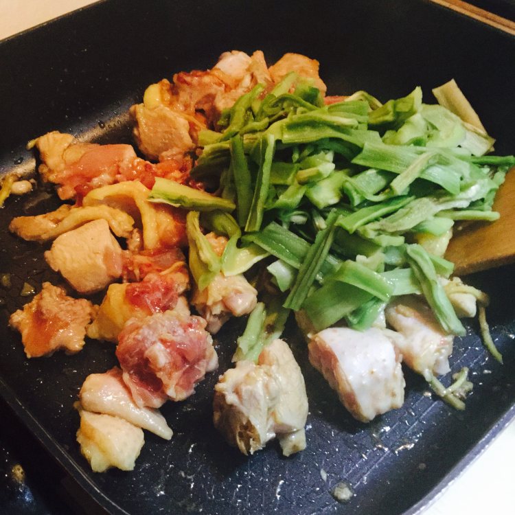 贡菜焖鸡步骤8