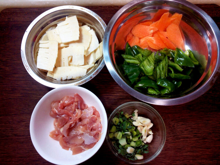 冬笋青椒炒鸡肉步骤1