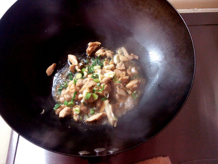冬笋青椒炒鸡肉步骤5