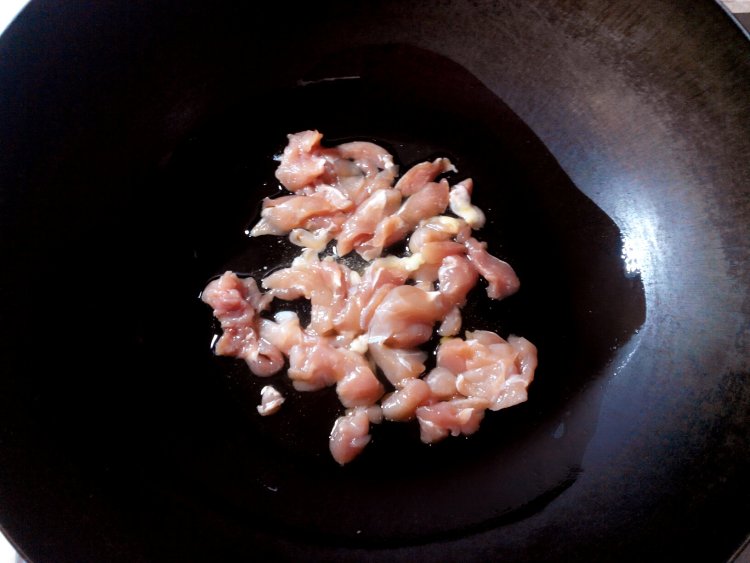 冬笋青椒炒鸡肉步骤3