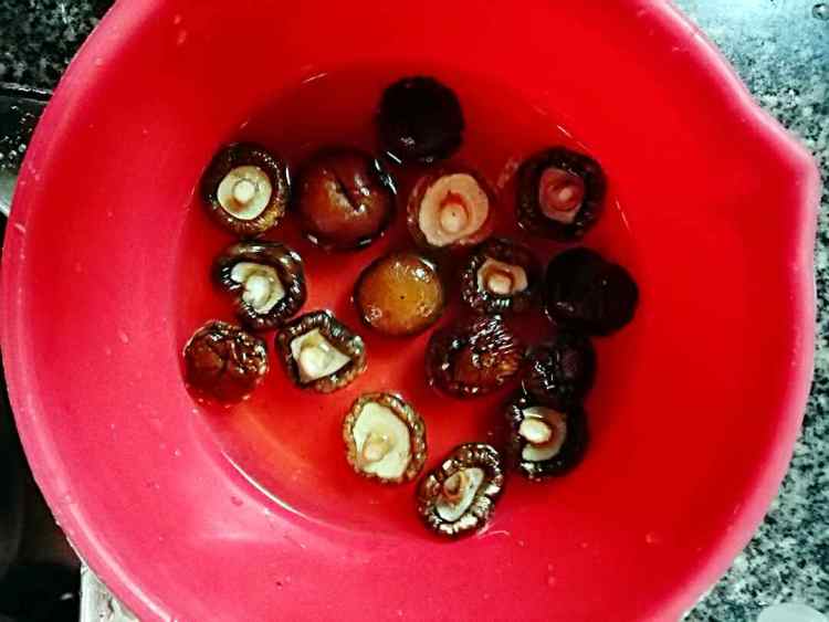 冬菇蒸鸡肉步骤1