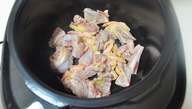 香菇焖鸡块步骤3