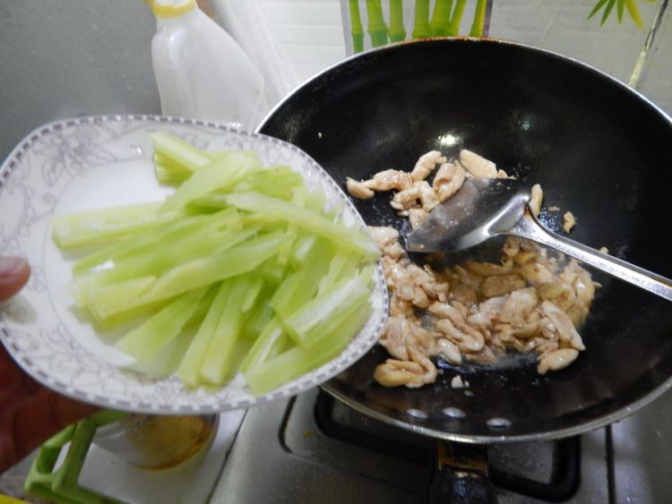 莴笋山药炒鸡肉片步骤8