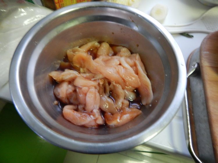莴笋山药炒鸡肉片步骤5