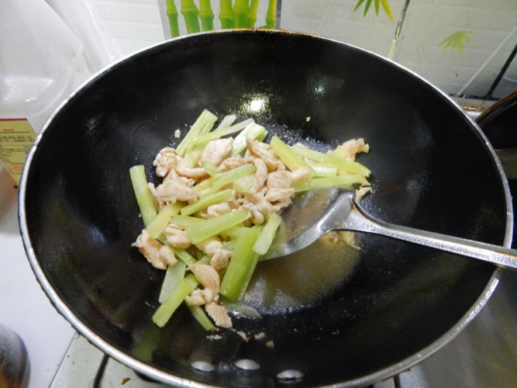 莴笋山药炒鸡肉片步骤9