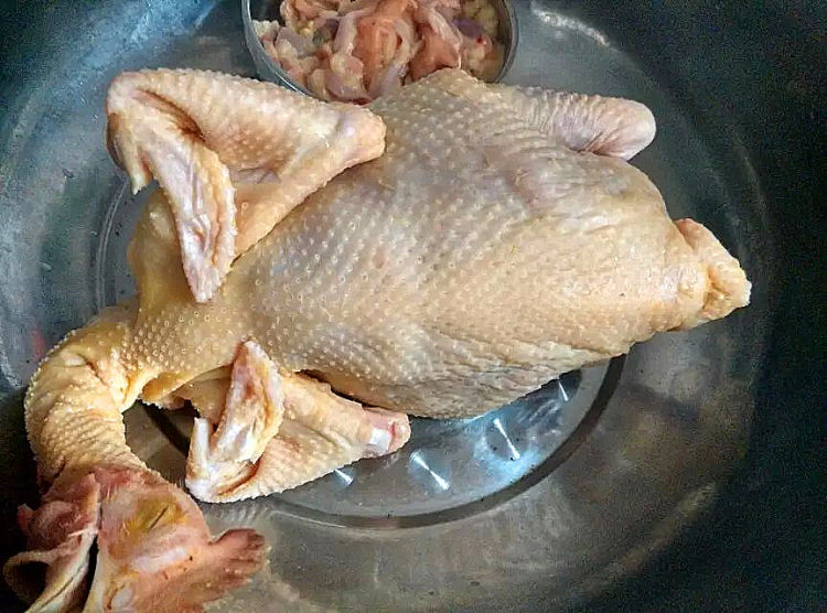 香芹炒鸡肉步骤1