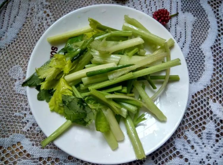 香芹炒鸡肉步骤3