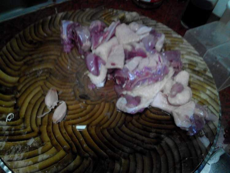 蒜苔烧鸡块步骤1