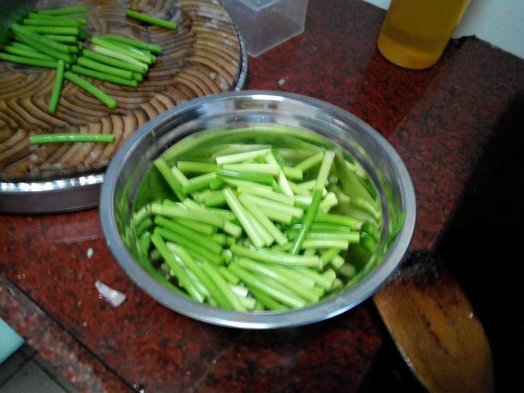 蒜苔烧鸡块步骤2