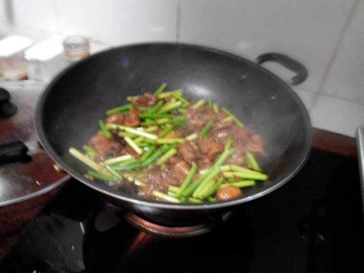 蒜苔烧鸡块步骤9