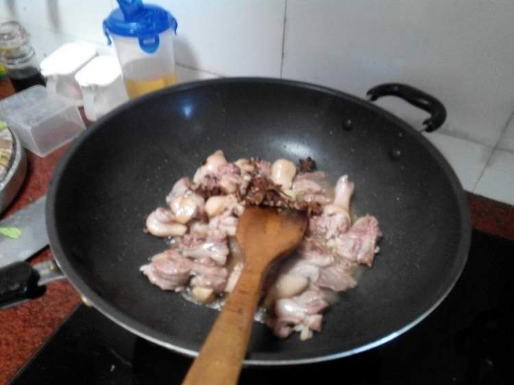 蒜苔烧鸡块步骤5