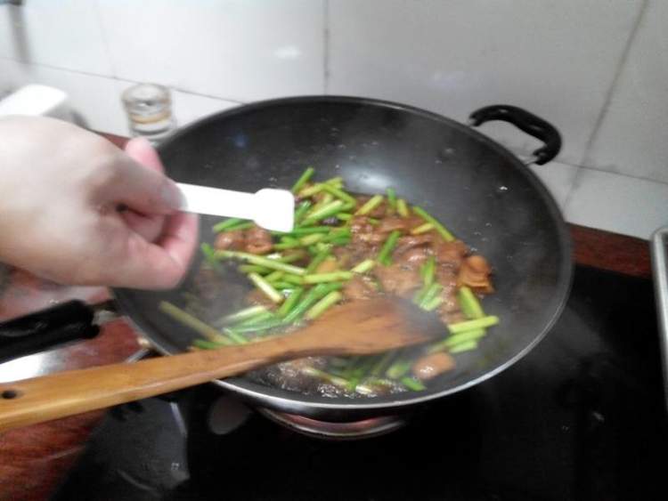 蒜苔烧鸡块步骤10