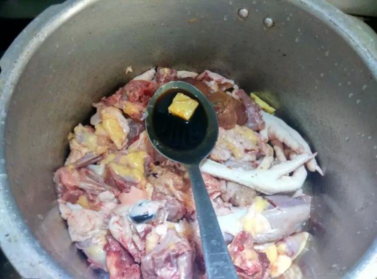 柱候酱焖鸡步骤3