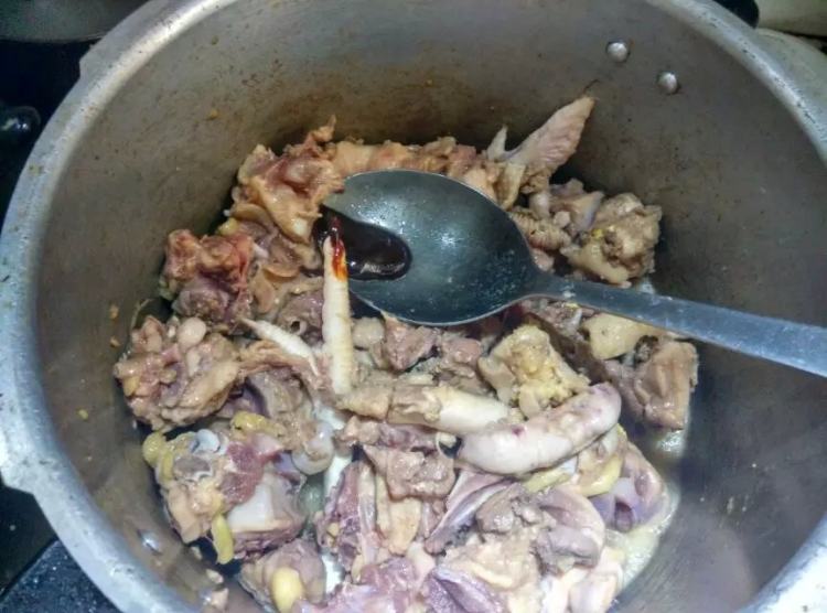柱候酱焖鸡步骤4