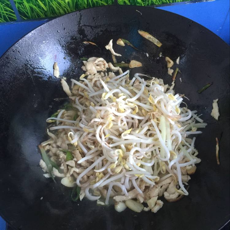 豆芽肉丝炒面步骤6