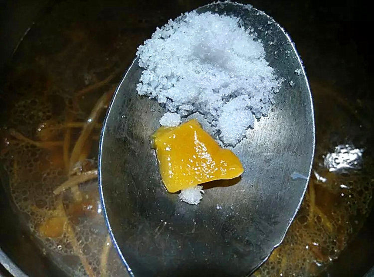 茶树菇煲鸡步骤6