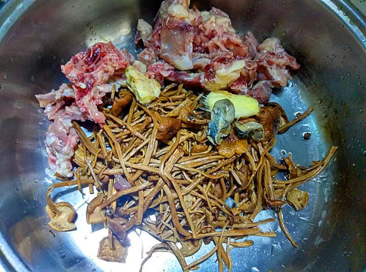 茶树菇煲鸡步骤5