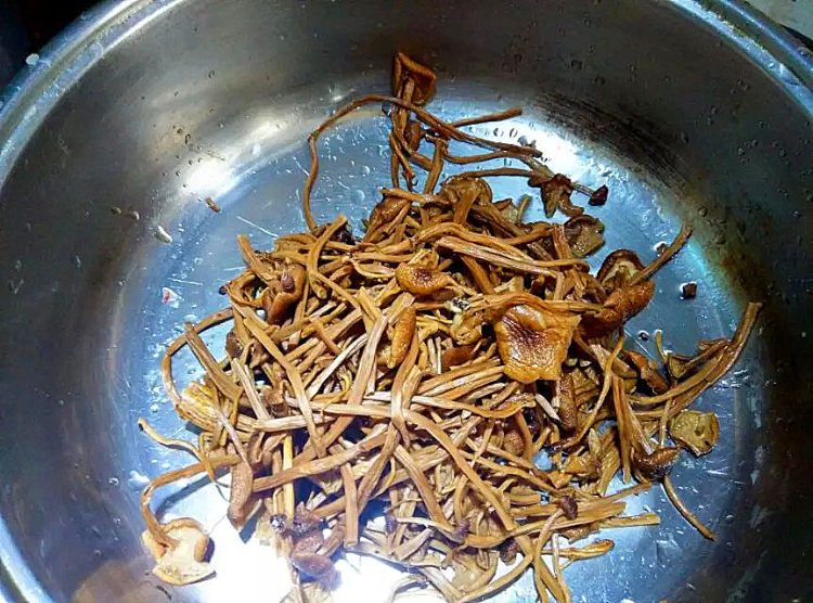 茶树菇煲鸡步骤4